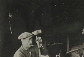 Osaran seppä Juho Matinpoika Piipponen (oik.)työssään Kurkijoen Koulutustilan pajassa 1930 luvulla.